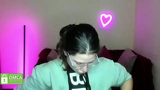 Avatar of Alicia_redfollow