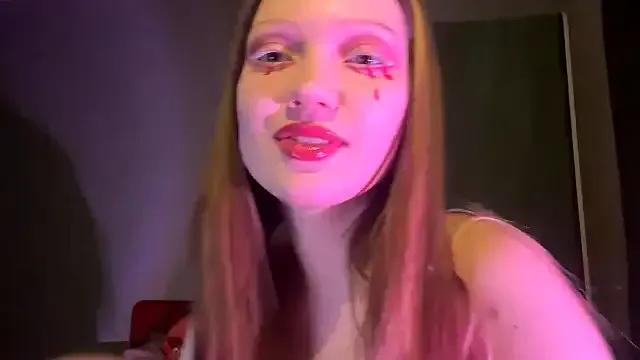 EmiIyKitty on StripChat 