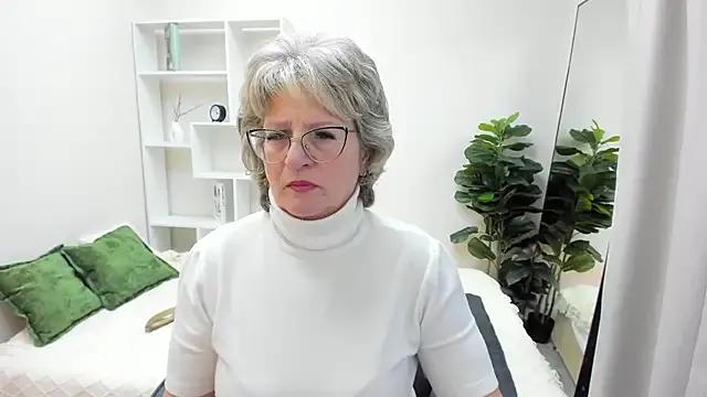 EvelynJoyful on StripChat 