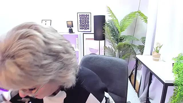 EvelynJoyful on StripChat 