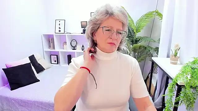 EvelynJoyful on StripChat 