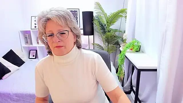 EvelynJoyful on StripChat 