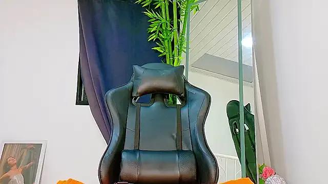 scarlet-jonesx — NAKED