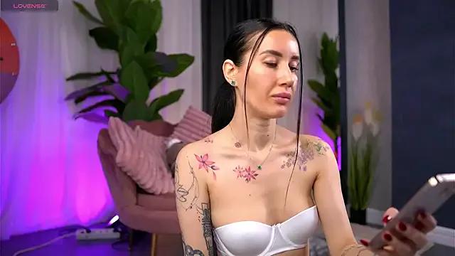 SerenaVelour on StripChat 