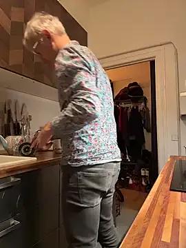 SexyLeon8 — ziehe mich nackt aus - getting naked