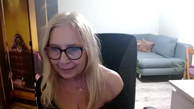 sofia_xkiss — bra off top on xx