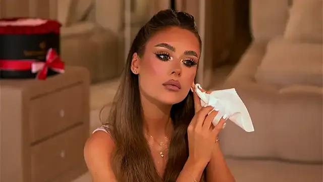 YasmineShaw — Pussy Play 